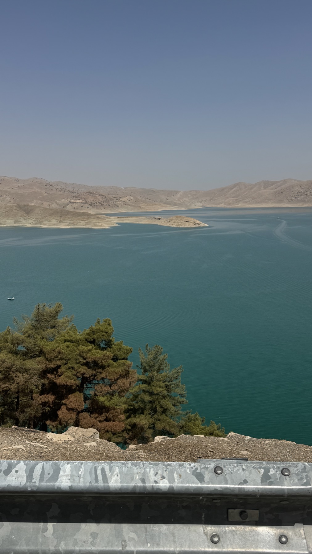 The turquoise water of the Dukan reservoir