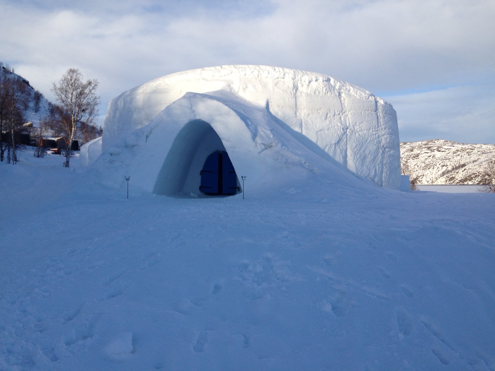 The snow dome of the Snowhotel Kirkenes in daylight