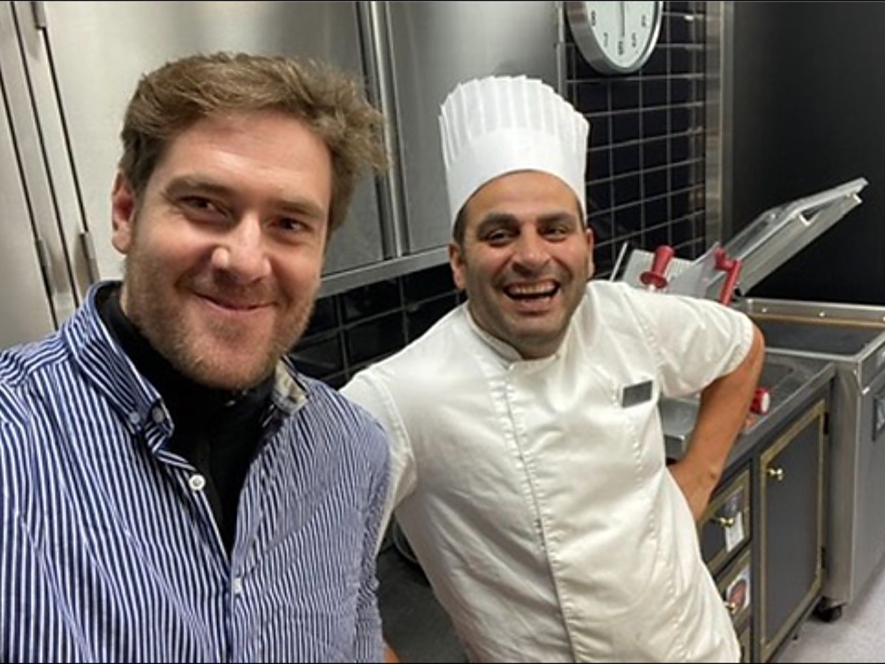 Rodrigo and a chef in the kitchen of the Thon Hotel Kirkenes in 2022
