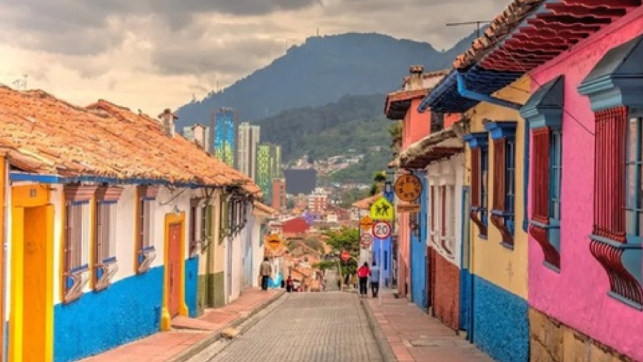 Highway crossing the Venezuelan plains