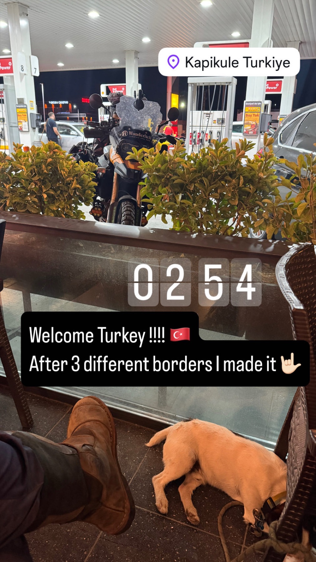 The border crossing into Turkey at night