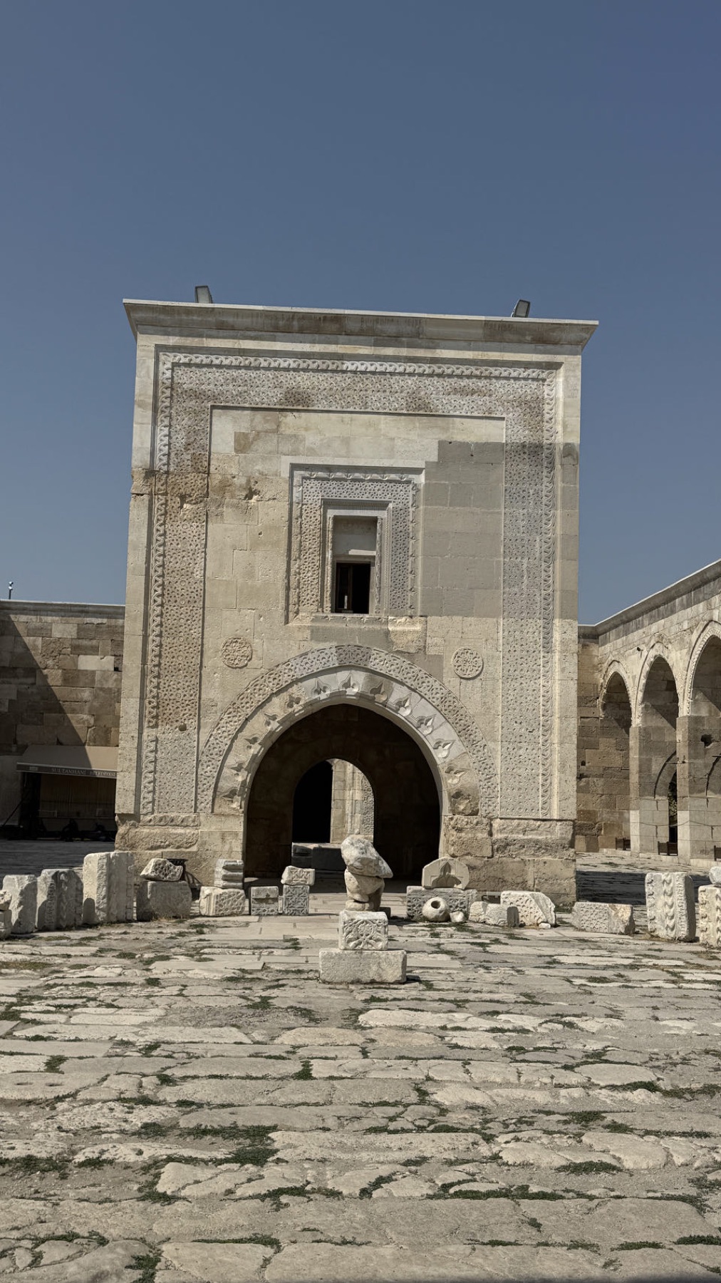The gate of the Sultanhanı caravanserai