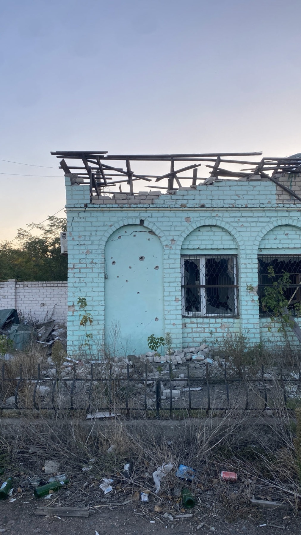 A damaged house with its roof torn off